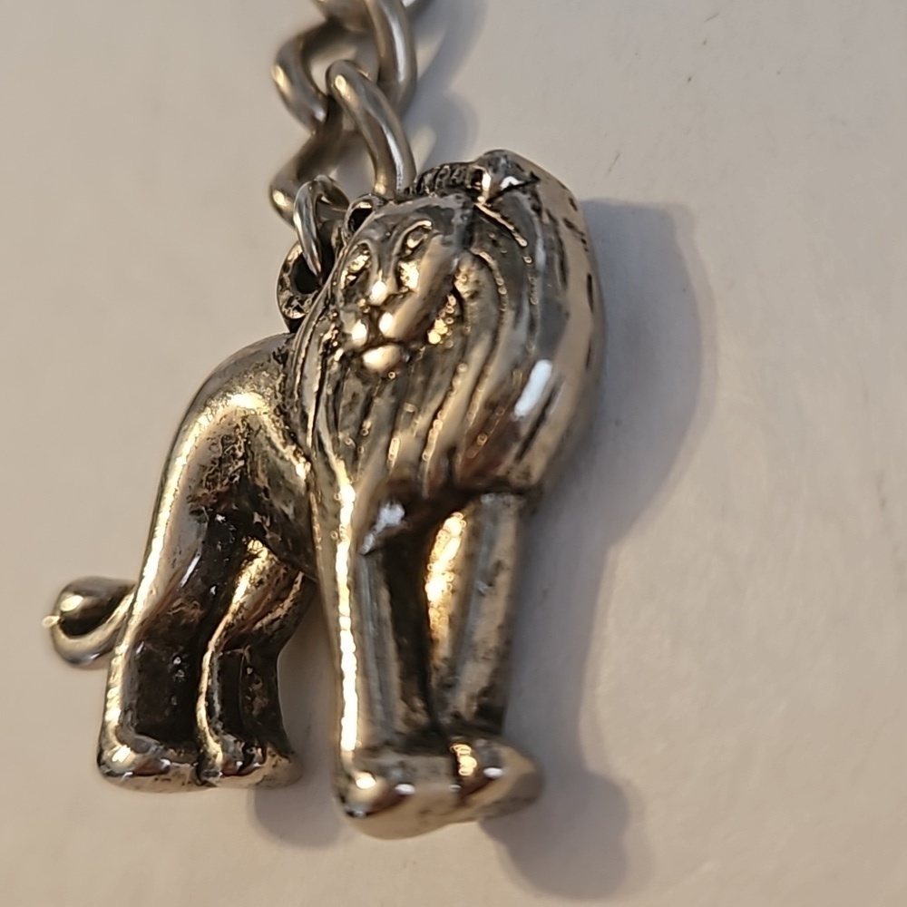 LION Silvertone Key Chain - Picture 3 of 4